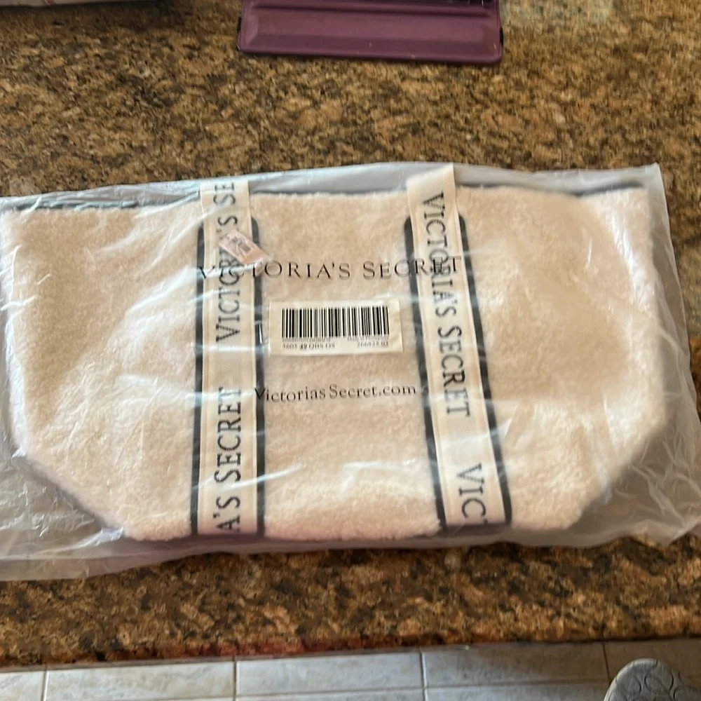 NWT Victoria Secret Sherpa Bag - Picture 9 of 9